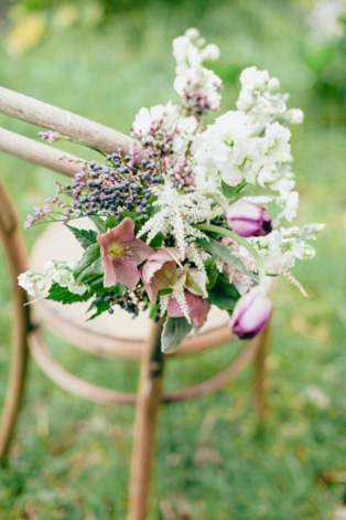 Декор стульев живыми цветами и листьями 