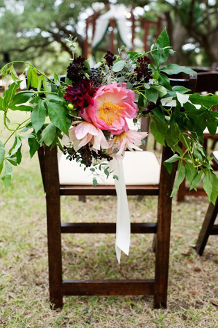 Декор стульев живыми цветами и листьями 