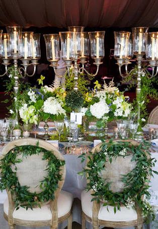 Декор стульев живыми цветами и листьями 