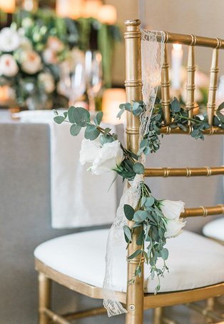 Декор стульев живыми цветами и листьями 