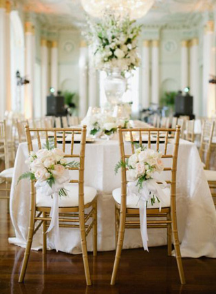 Декор стульев живыми цветами и листьями 