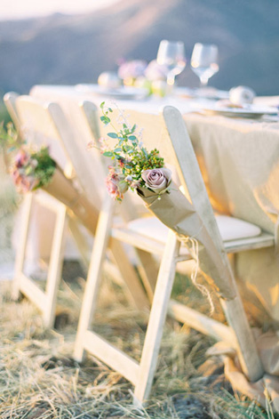 Декор стульев живыми цветами и листьями 