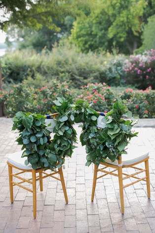 Декор стульев живыми цветами и листьями 
