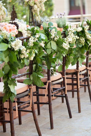 Декор стульев живыми цветами и листьями 