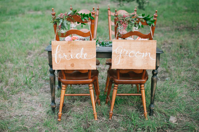 Декор стульев живыми цветами и листьями 