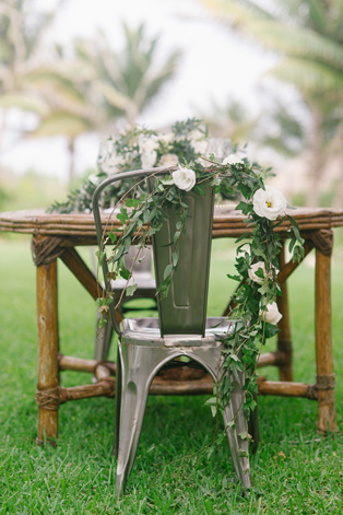 Декор стульев живыми цветами и листьями 