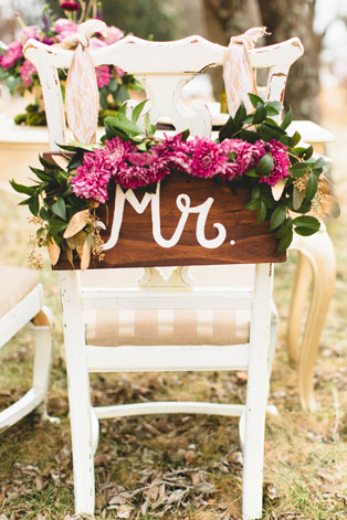 Декор стульев живыми цветами и листьями 