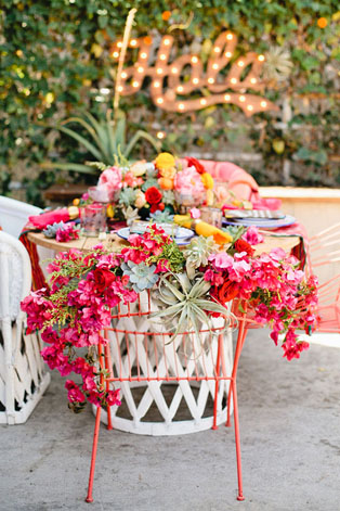 Декор стульев живыми цветами и листьями 