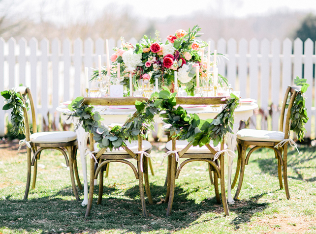 Декор стульев живыми цветами и листьями 
