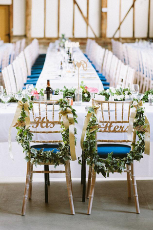 Декор стульев живыми цветами и листьями 