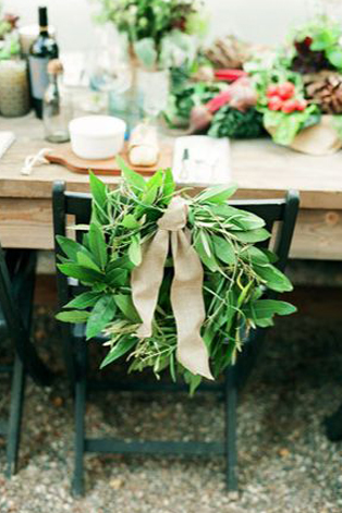 Декор стульев живыми цветами и листьями 