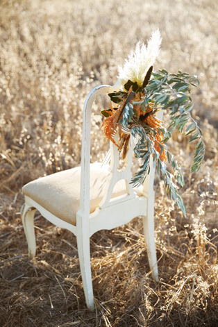 Декор стульев живыми цветами и листьями 