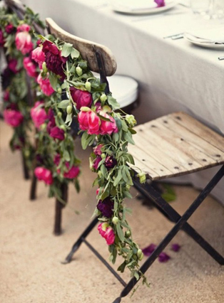 Декор стульев живыми цветами и листьями 