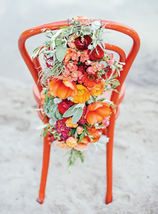 Декор стульев живыми цветами и листьями 