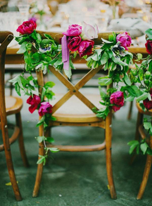 Декор стульев живыми цветами и листьями 