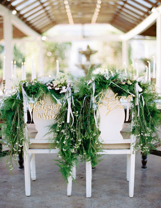 Декор стульев живыми цветами и листьями 