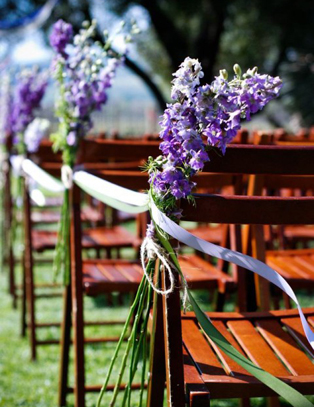 Декор стульев живыми цветами и листьями 