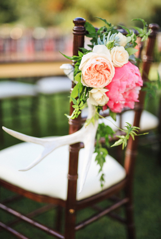 Декор стульев живыми цветами и листьями 