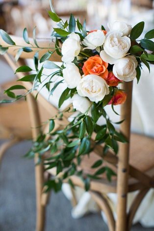 Декор стульев живыми цветами и листьями 