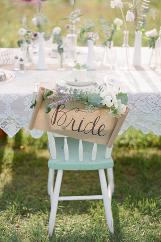 Декор стульев живыми цветами и листьями 