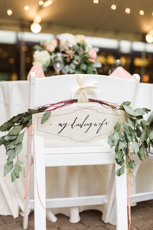 Декор стульев живыми цветами и листьями 