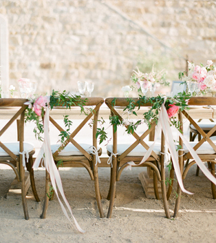 Декор стульев живыми цветами и листьями 