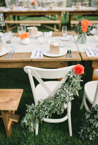 Декор стульев живыми цветами и листьями 