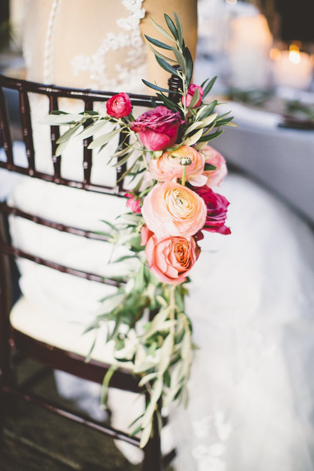 Декор стульев живыми цветами и листьями 