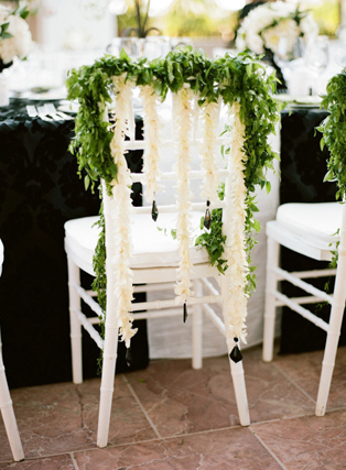 Декор стульев живыми цветами и листьями 