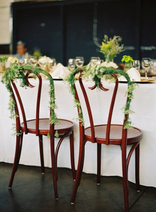 Декор стульев живыми цветами и листьями 