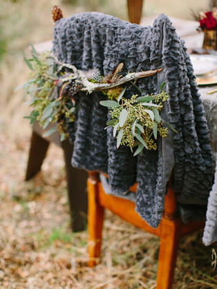 Декор стульев живыми цветами и листьями 