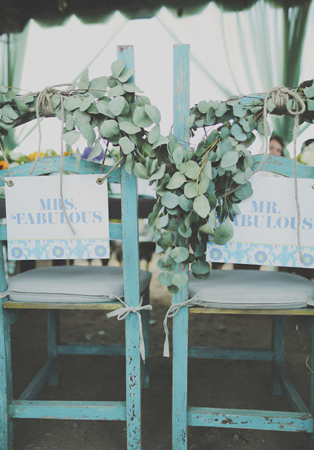 Декор стульев живыми цветами и листьями 