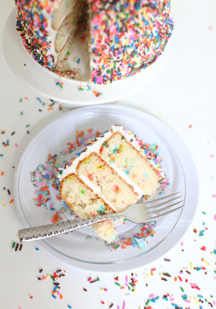 5 сладких трендов: декор для свадебного торта 