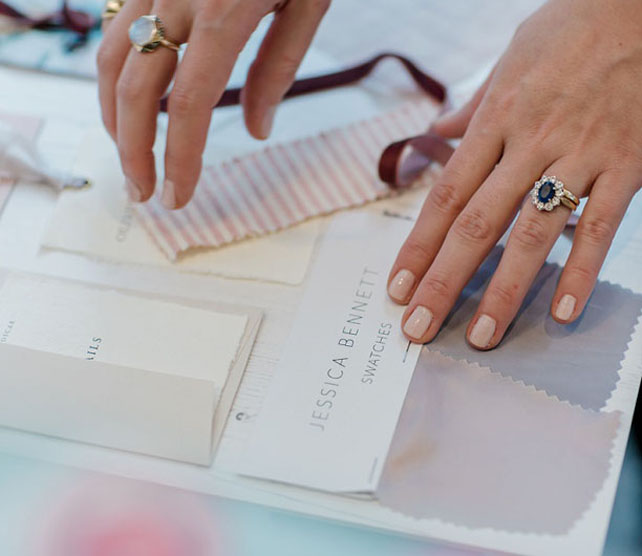 использование кусочков ткани для создания мудборда 