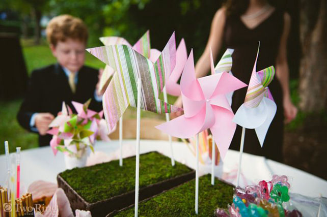 Детский стол на свадьбе, ветрячки