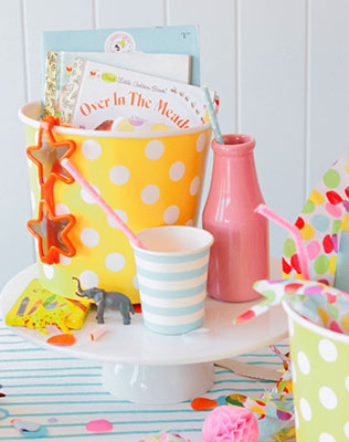 Детский стол на свадьбе, ведерко, сказки, солнечные очки, трубочки 