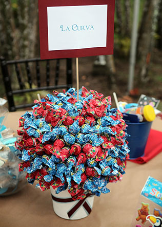 Детский стол на свадьбе, букет из конфеток