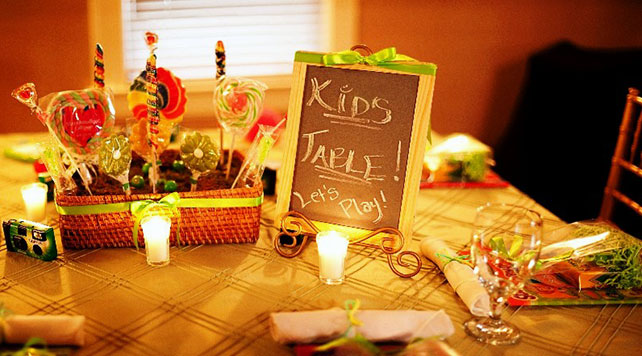 Детский стол на свадьбе, сладости, конфетки, леденцы на палочке