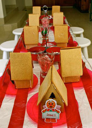 Детский стол на свадьбе, рассадочные карточки - домики, пряники