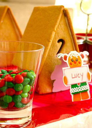 Детский стол на свадьбе, рассадочные карточки - домики, пряники