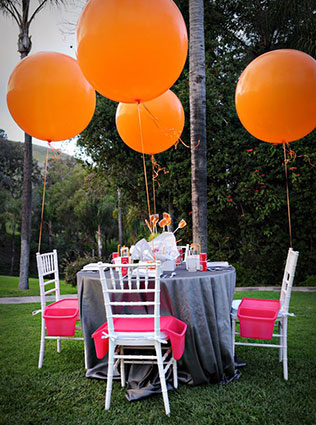 Детский стол на свадьбе, большие воздушные шары