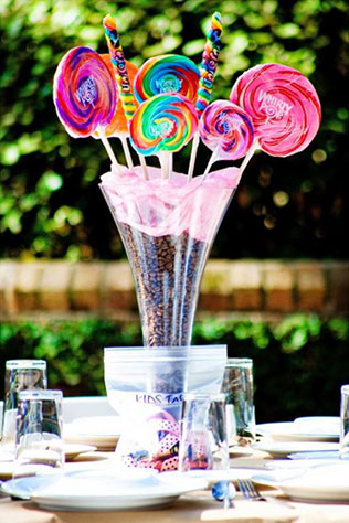 Детский стол на свадьбе, радужные леденцы на палочке