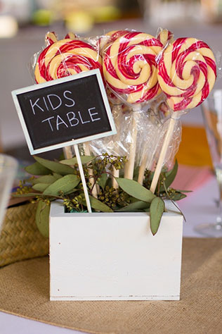 Детский стол на свадьбе, карамель на палочке