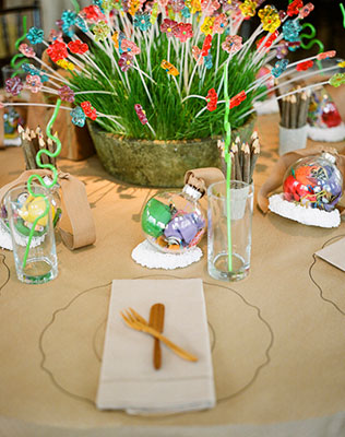 Детский стол на свадьбе, яркие цветочки, трубочки, карандаши