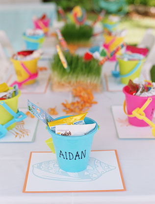 Детский стол на свадьбе, бонбоньерка- ведерочко с конфетками