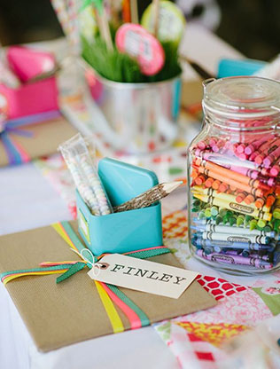 Детский стол на свадьбе, банка с карандашами, конфетки - бонбоньерки