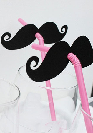 Детский стол на свадьбе, соломинки с усами