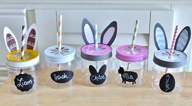 Детский стол на свадьбе, баночки с заичьими ушами