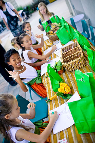 Детский стол на свадьбе, развлечение для детей - рисование