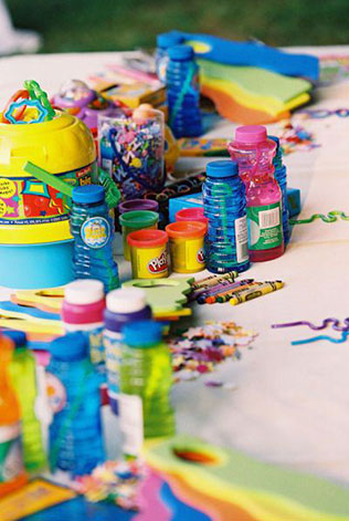 Детский стол на свадьбе, развлечение для детей - мыльные пузыри